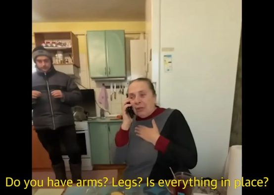 Кадр із відео: Наталія Далецька розмовляє телефоном із сином