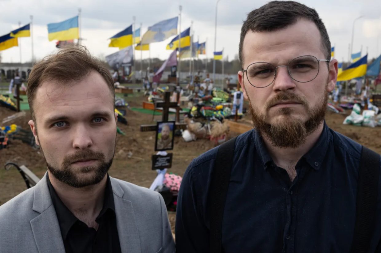 Роман Циба та Дмитро Головін на кладовищі у Вінниці