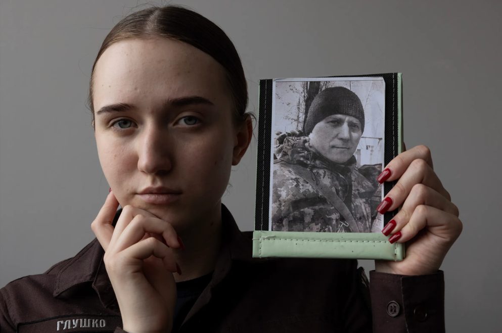 Анна, 17 років, тримає портрет свого батька